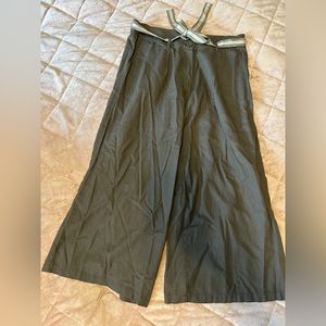 NWOT Miilla wide leg crop pants. Super cute linen/rayon mix fabric.